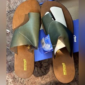 Aerosoft new in box women’s green size 10 sandal